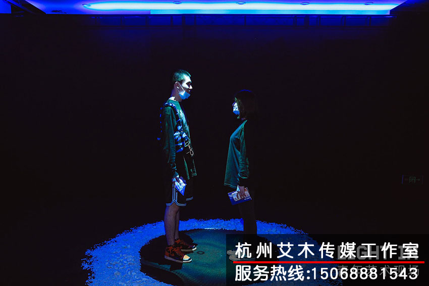 1630813187516580.jpg 打在人身上的一種光影藝術效果