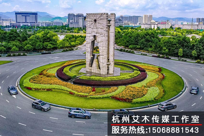 1630817168774181.jpg 城市環島行駛的奧迪車拍攝情形