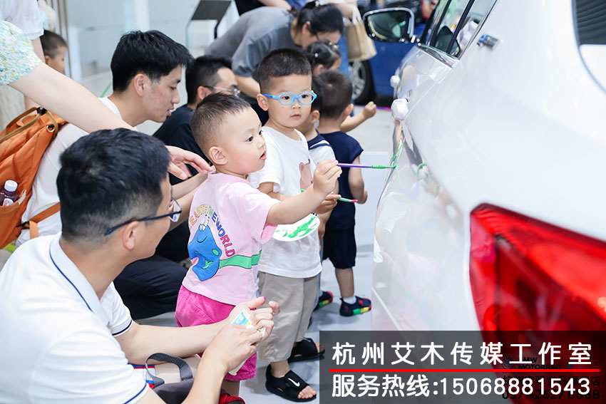 1630936673413694.jpg 家長陪同孩子一起在車上進行涂鴉活動拍攝