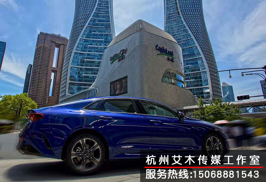 1631195164380875.jpg 市中心停放的起亞汽車新品拍攝