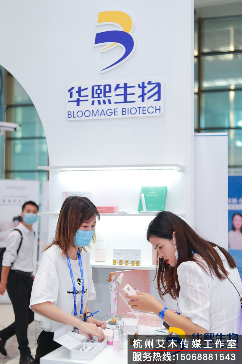 1631329085251735.jpg 華熙生物美沃斯新品發(fā)布會(huì)現(xiàn)場(chǎng)銷(xiāo)售人員對(duì)用戶進(jìn)行講解拍攝